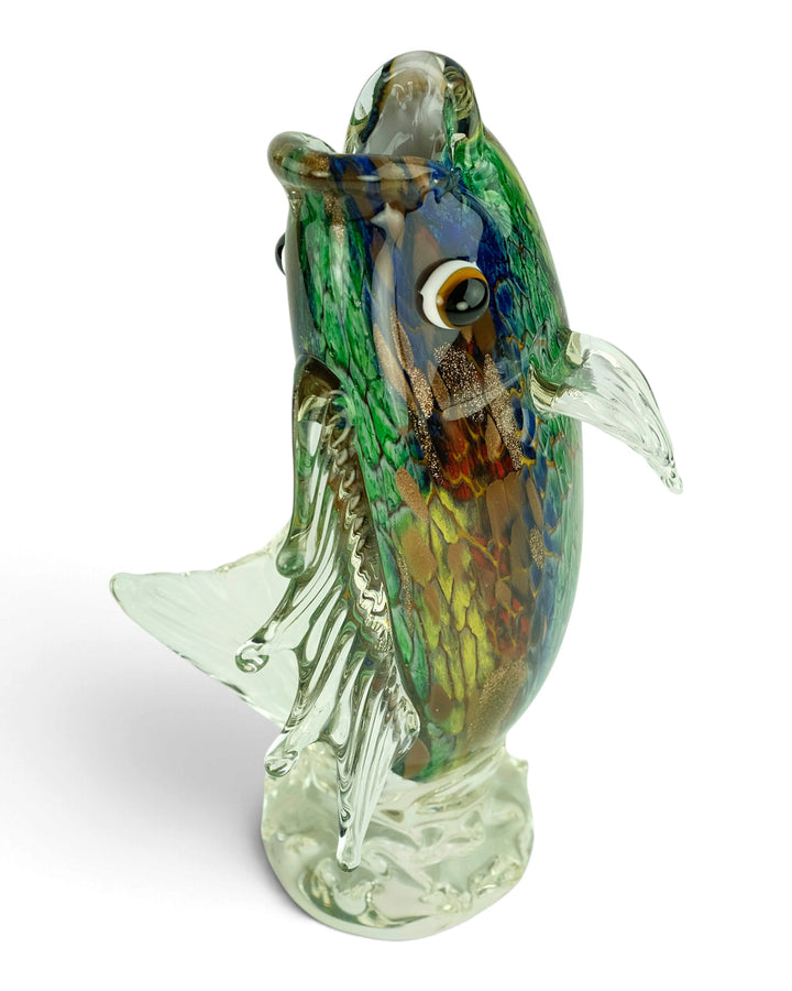 Scultura in vetro di un pesce che salta fuori dall'acqua
