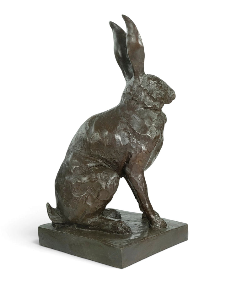 Bronzen sculptuur van een zittende haas 
