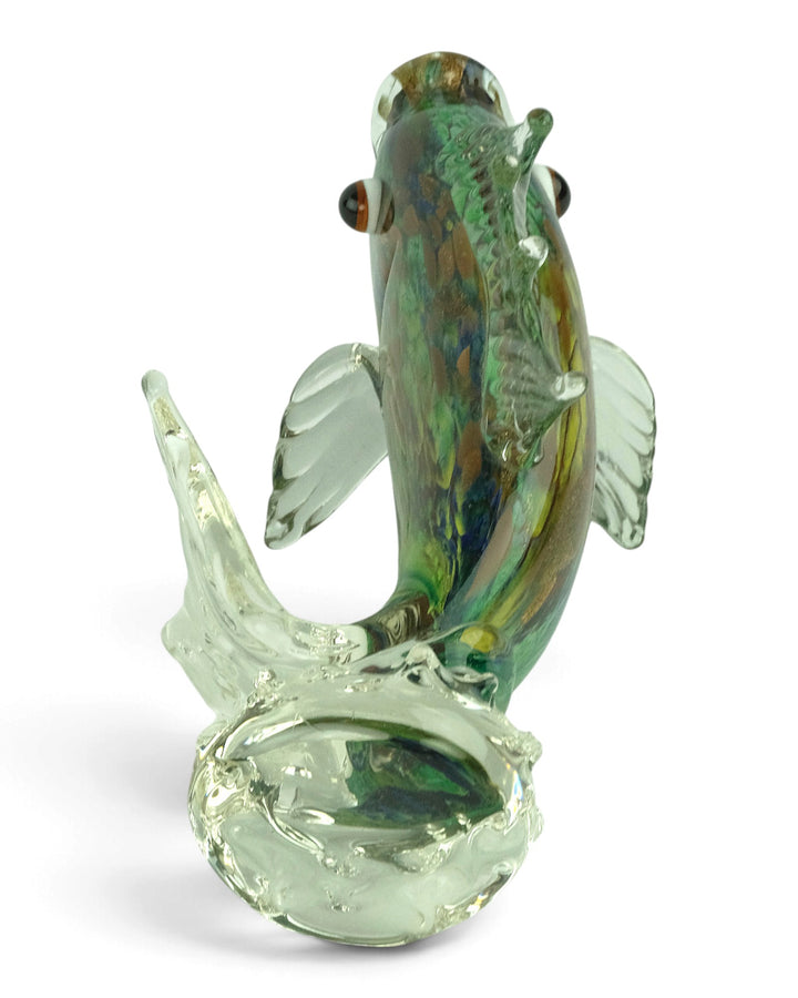 Scultura in vetro di un pesce che salta fuori dall'acqua