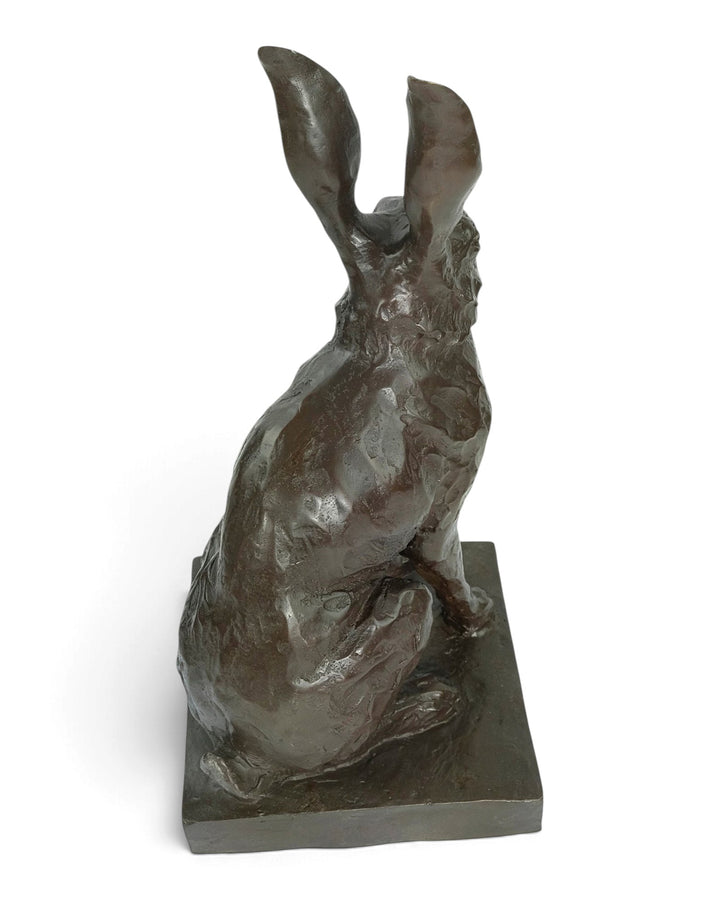 Bronzen sculptuur van een zittende haas 