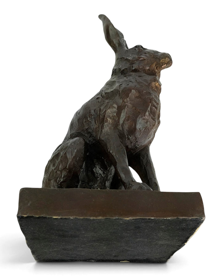 Bronzen sculptuur van een zittende haas 
