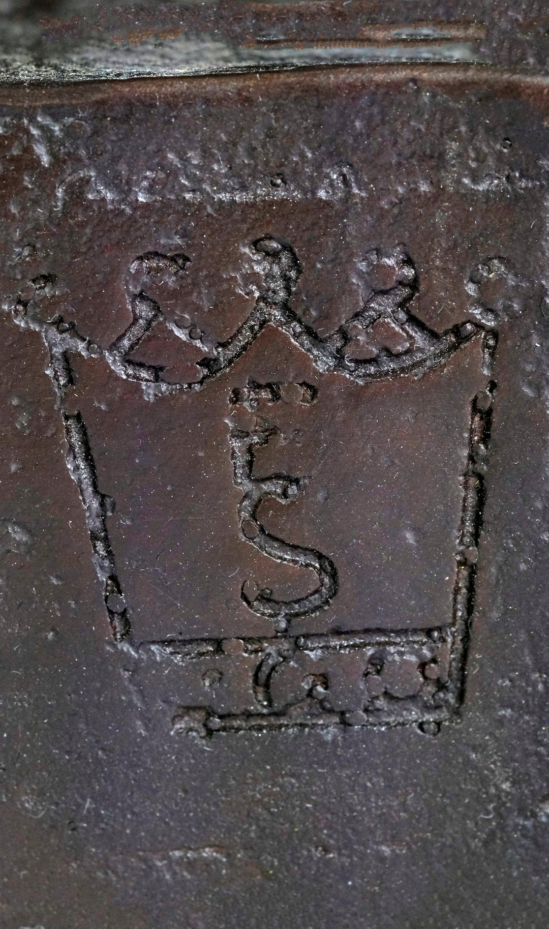 Bronzen sculptuur van een zittende haas 