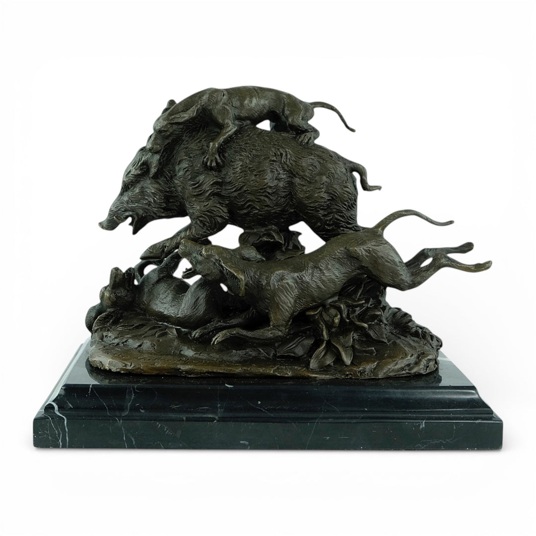 Bronzen sculptuur van jachthonden die een wild zwijn aanvallen