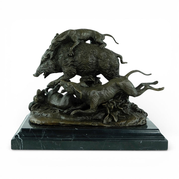Bronzen sculptuur van jachthonden die een wild zwijn aanvallen