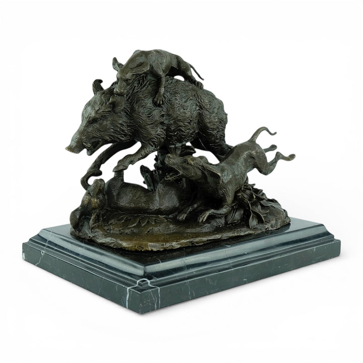 Bronzen sculptuur van jachthonden die een wild zwijn aanvallen