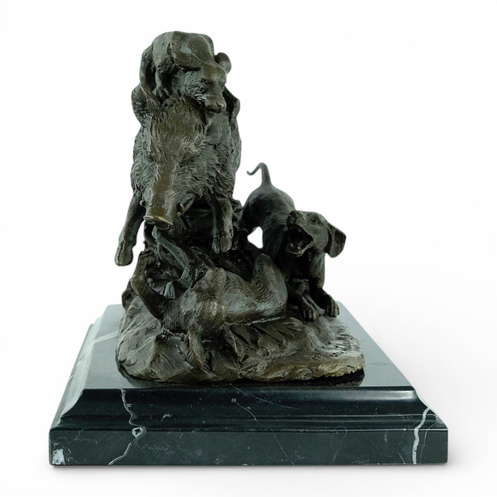 Bronzen sculptuur van jachthonden die een wild zwijn aanvallen