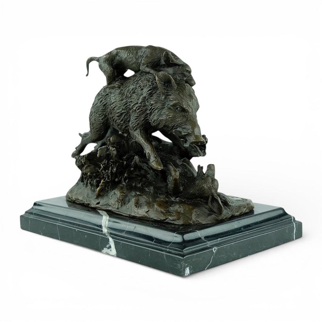 Bronzen sculptuur van jachthonden die een wild zwijn aanvallen