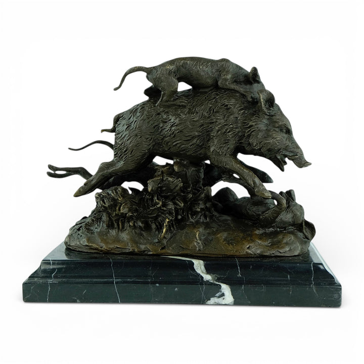 Bronzen sculptuur van jachthonden die een wild zwijn aanvallen