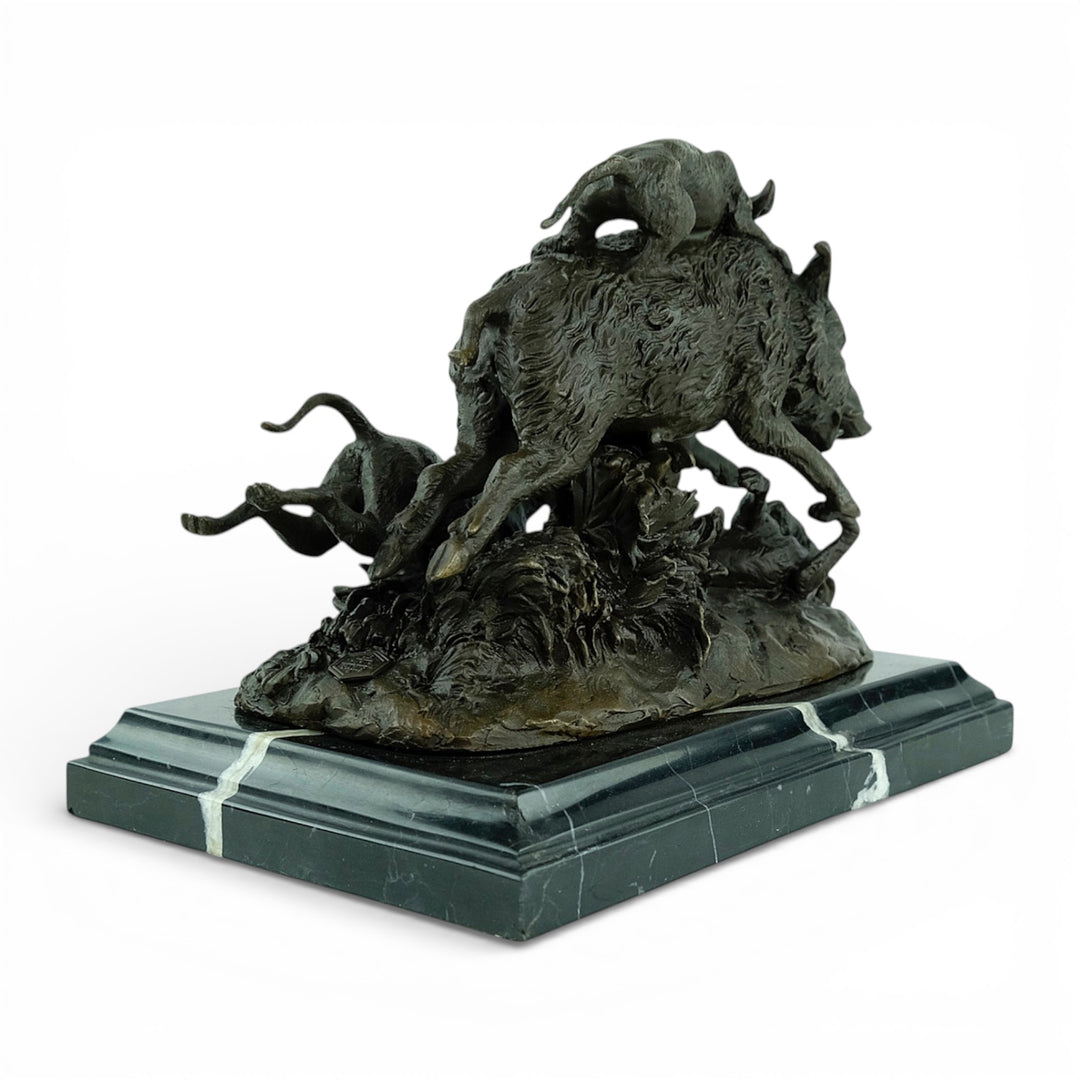 Bronzen sculptuur van jachthonden die een wild zwijn aanvallen