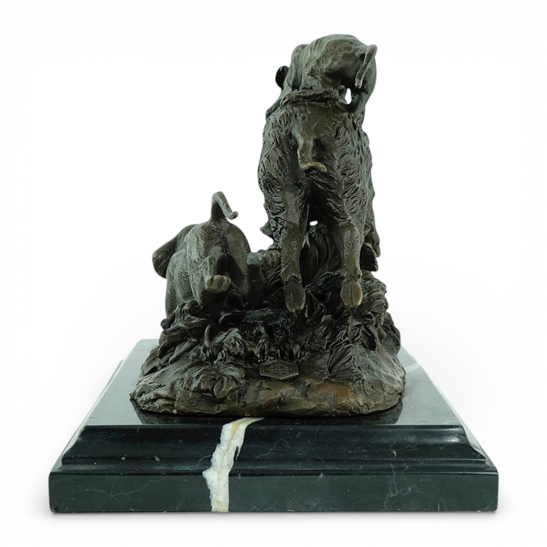Bronzen sculptuur van jachthonden die een wild zwijn aanvallen