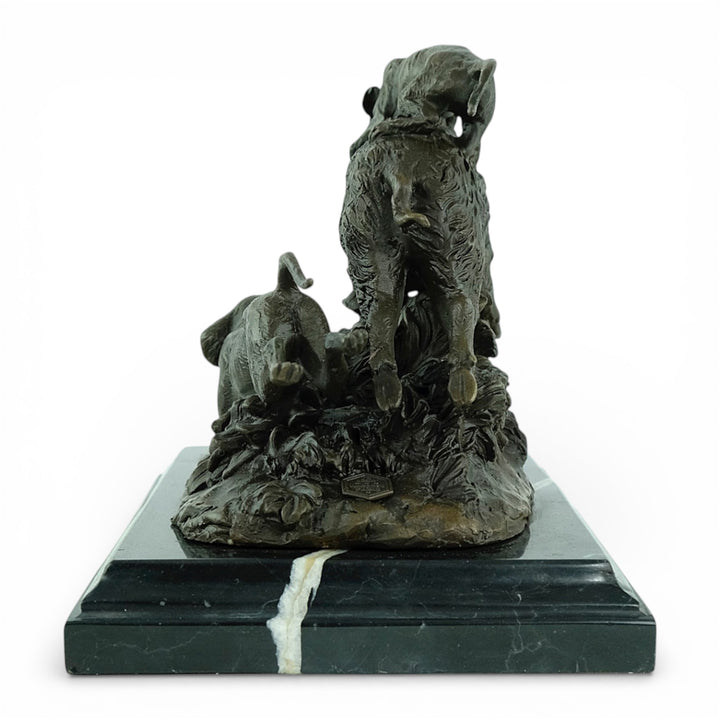 Bronzen sculptuur van jachthonden die een wild zwijn aanvallen