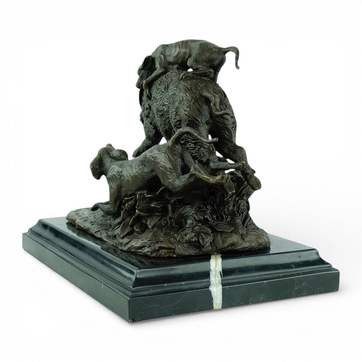 Bronzen sculptuur van jachthonden die een wild zwijn aanvallen