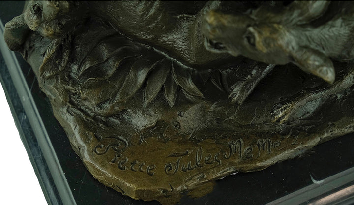 Bronzen sculptuur van jachthonden die een wild zwijn aanvallen