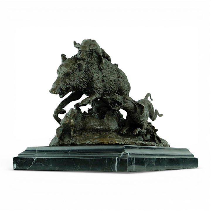 Bronzen sculptuur van jachthonden die een wild zwijn aanvallen