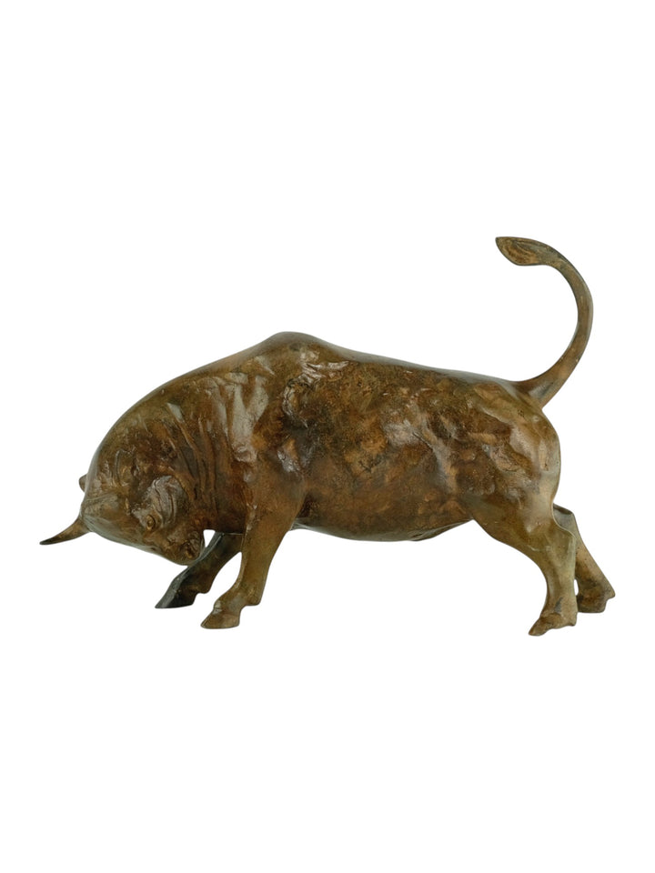 Bronzen sculptuur van een aanvallende stier door de gieterij Pierre Chenet