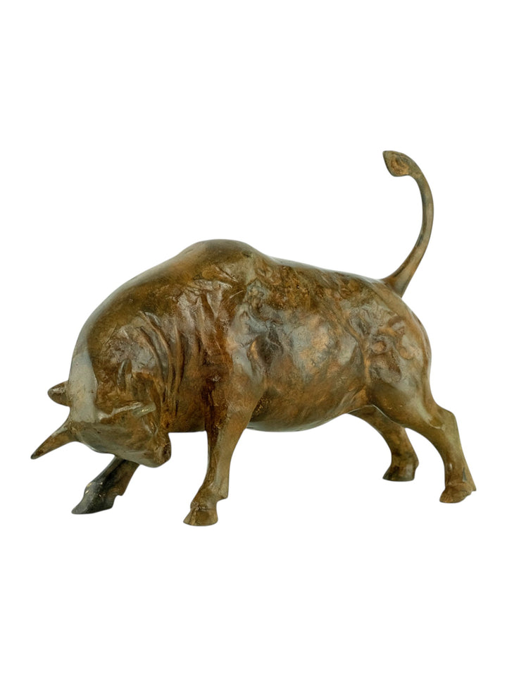 Bronzen sculptuur van een aanvallende stier door de gieterij Pierre Chenet