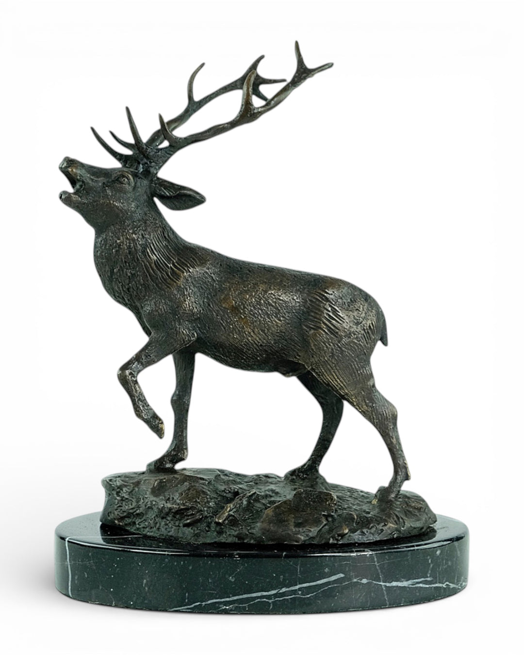 Bronzen sculptuur van een burlend edelhert