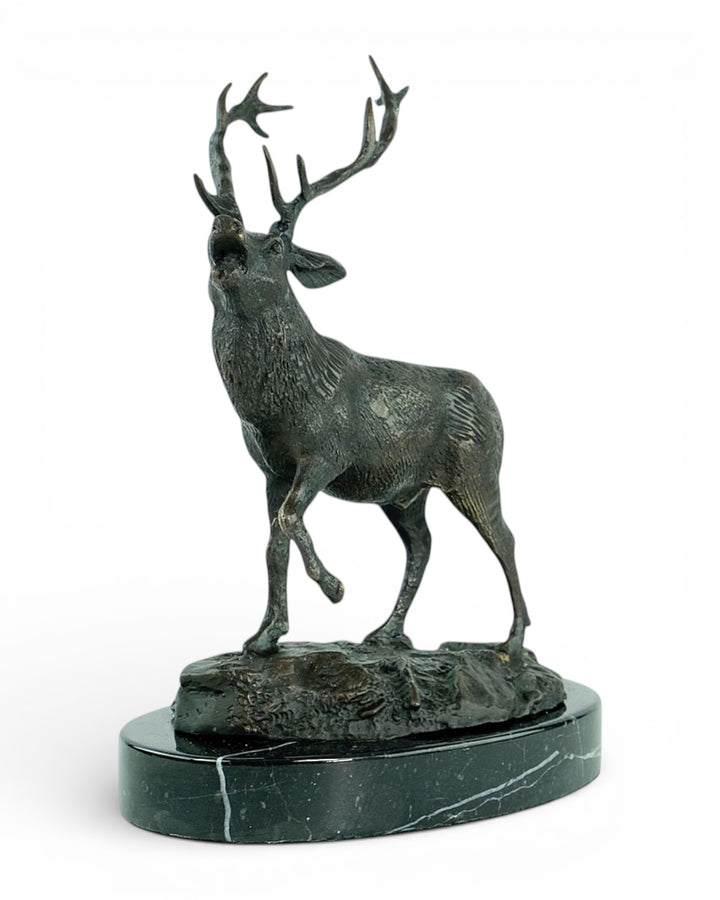 Bronzen sculptuur van een burlend edelhert