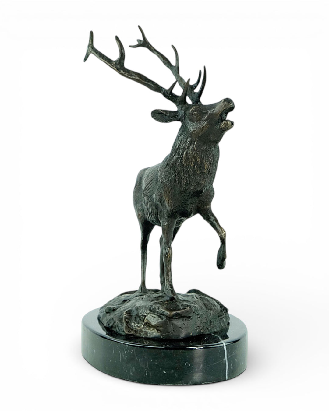 Bronzen sculptuur van een burlend edelhert