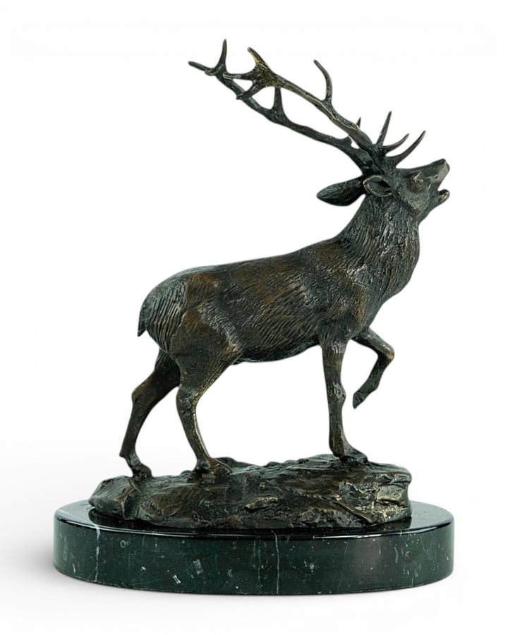 Bronzen sculptuur van een burlend edelhert