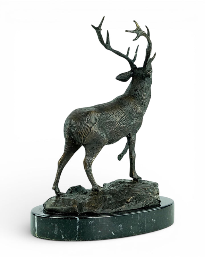 Bronzen sculptuur van een burlend edelhert