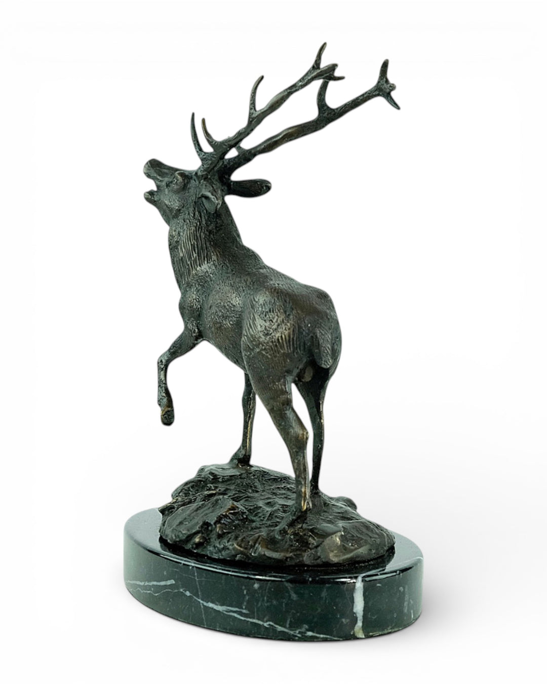Bronzen sculptuur van een burlend edelhert