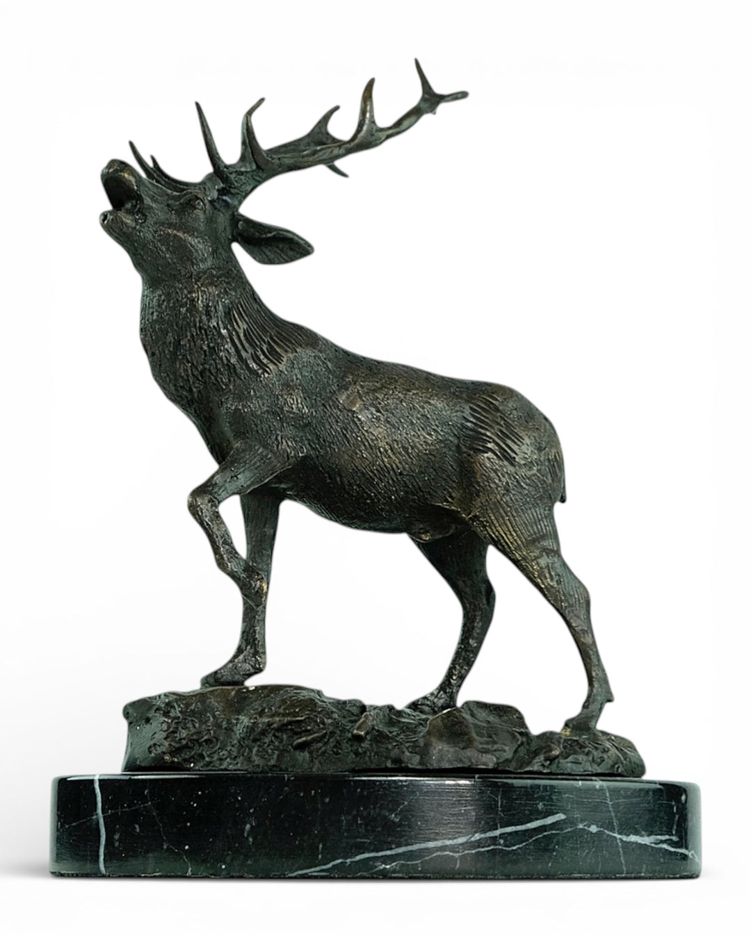 Bronzen sculptuur van een burlend edelhert