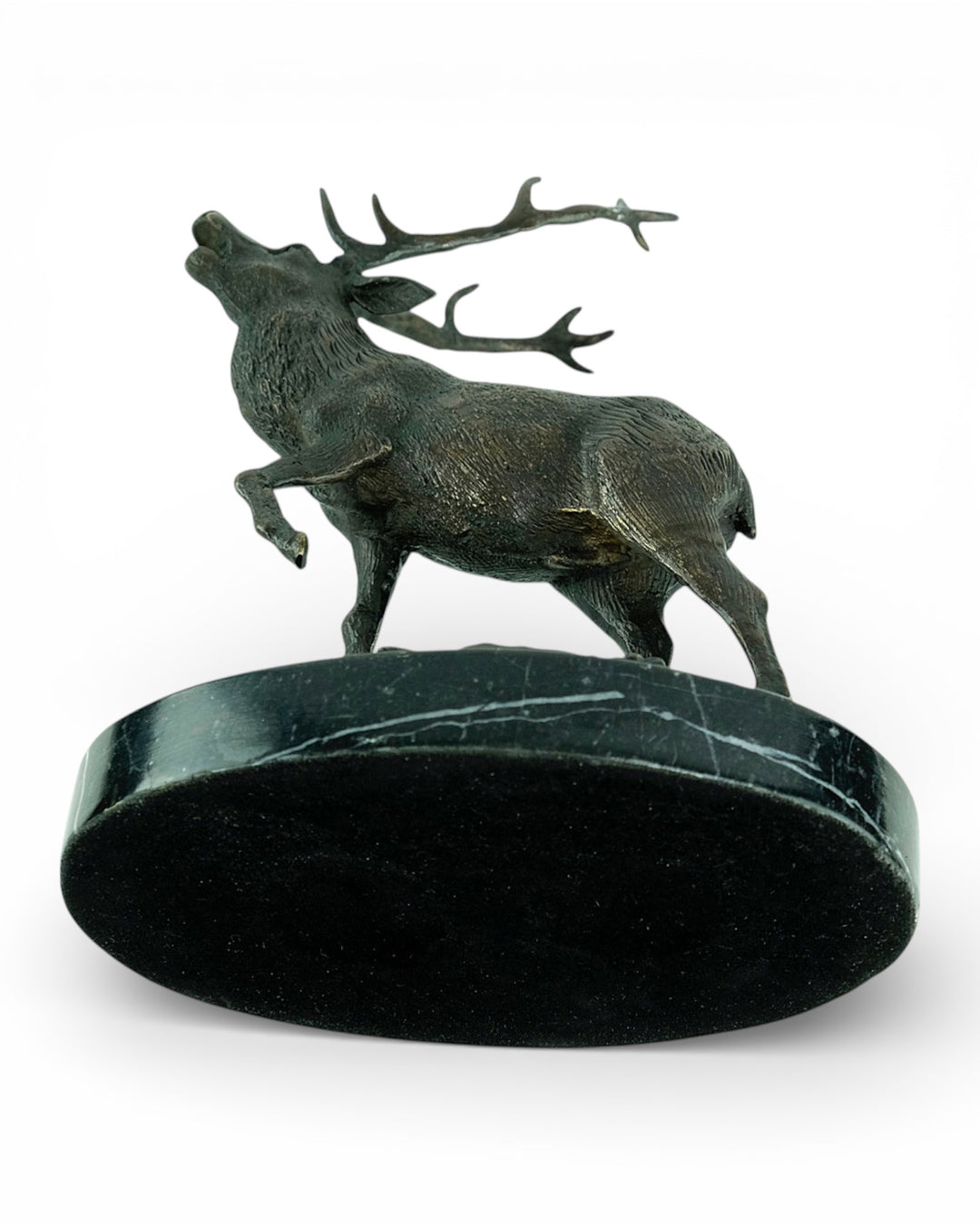 Bronzen sculptuur van een burlend edelhert