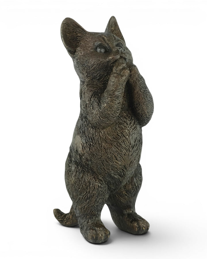 Escultura de bronce de un gatito de pie