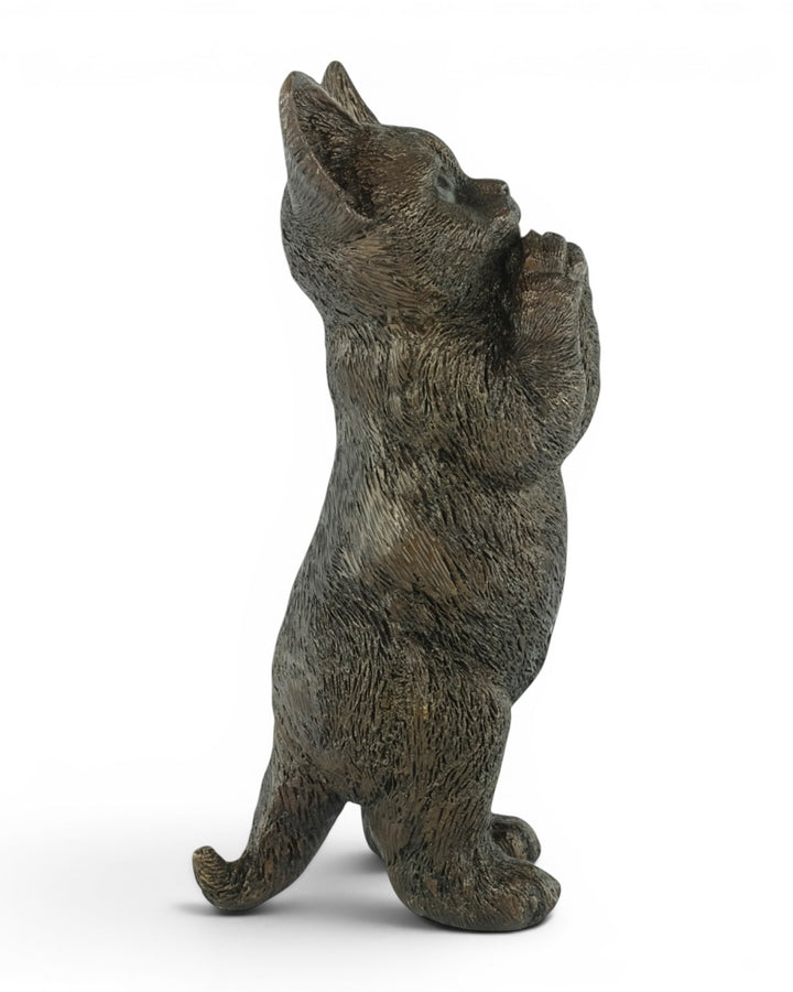Escultura de bronce de un gatito de pie