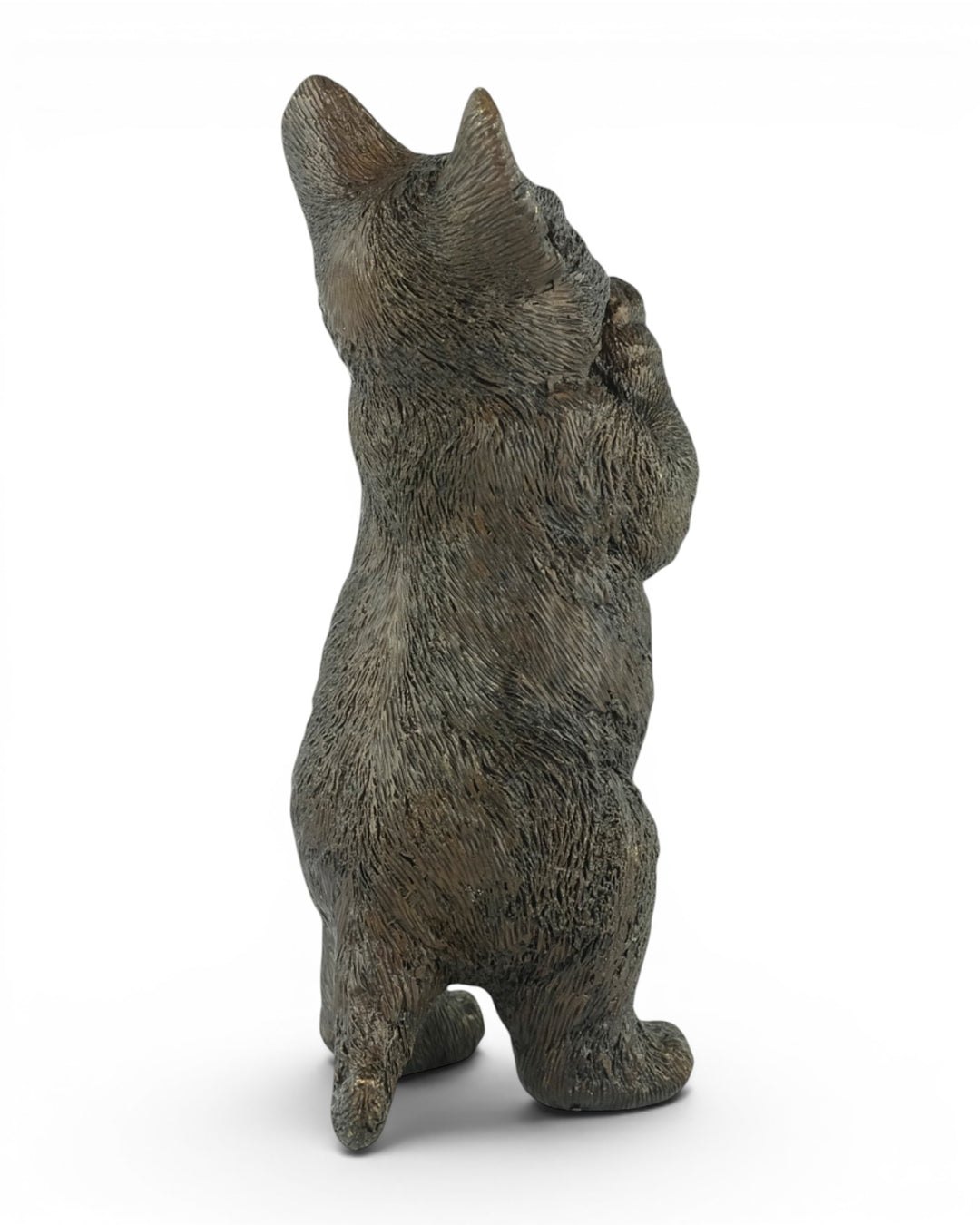 Escultura de bronce de un gatito de pie