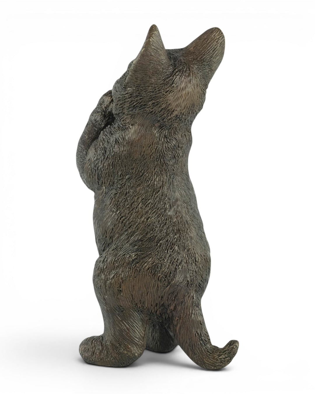Escultura de bronce de un gatito de pie