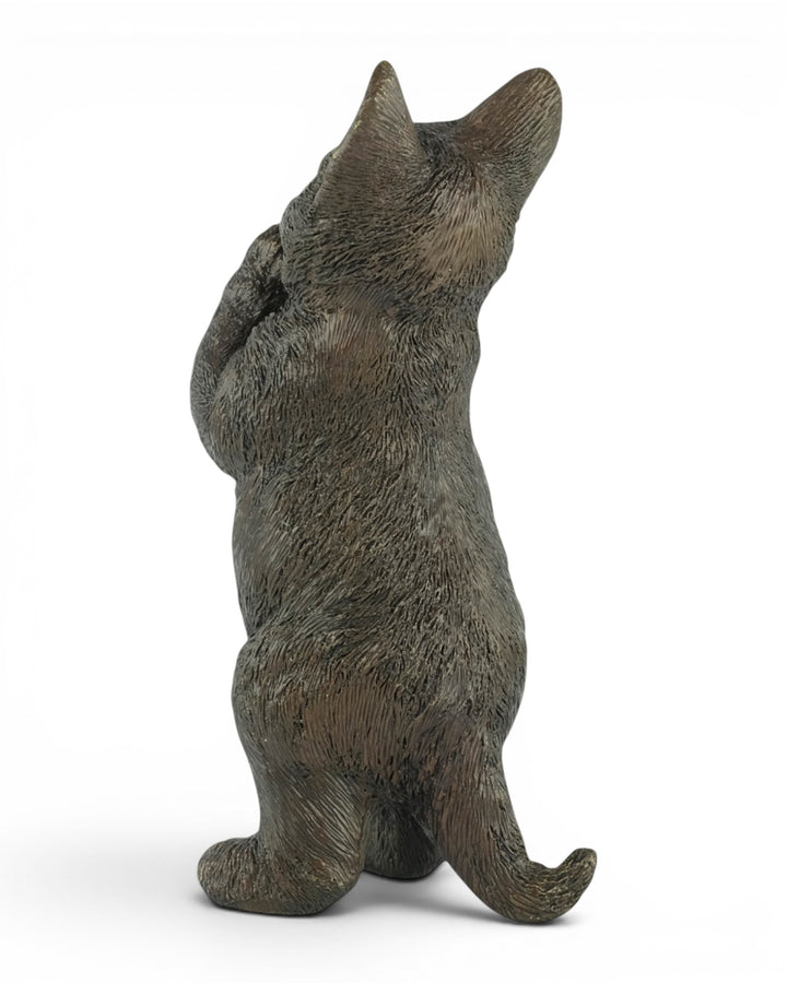 Escultura de bronce de un gatito de pie