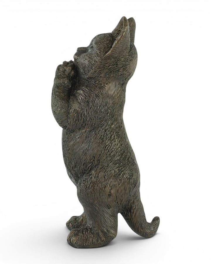 Escultura de bronce de un gatito de pie