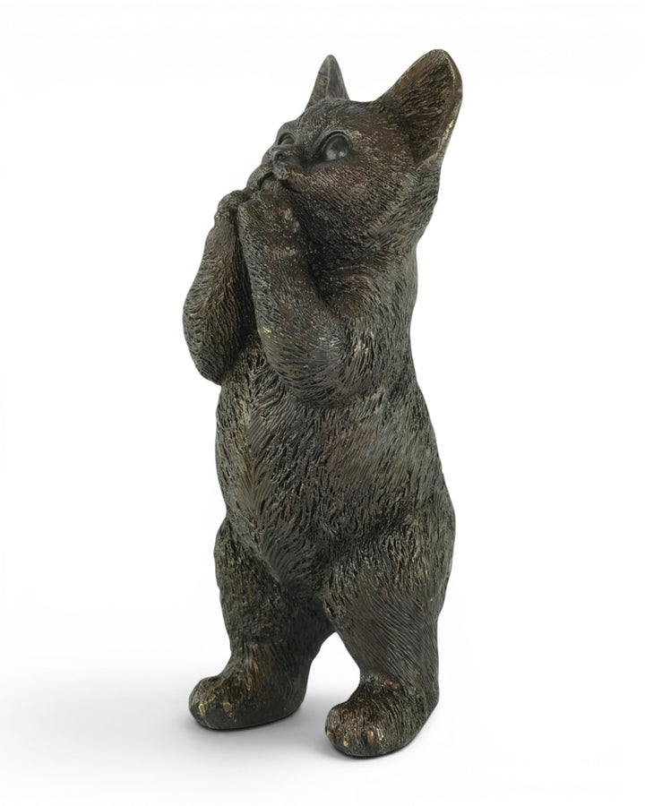Escultura de bronce de un gatito de pie