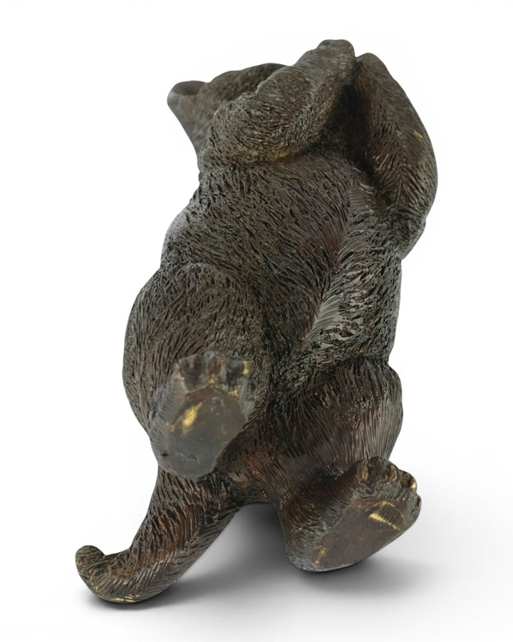 Escultura de bronce de un gatito de pie