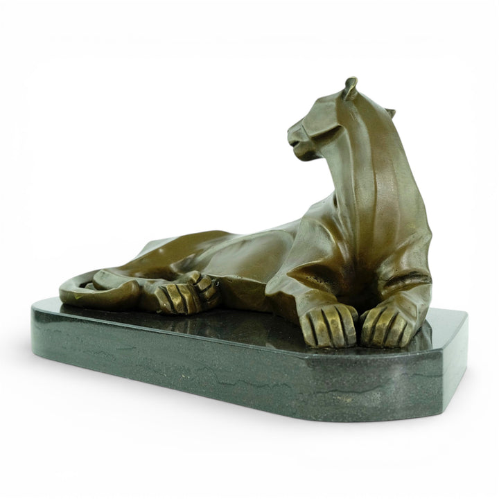 Bronzeskulptur eines liegenden Panthers im kubistischen Stil