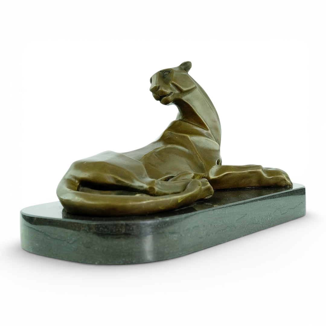 Bronzeskulptur eines liegenden Panthers im kubistischen Stil