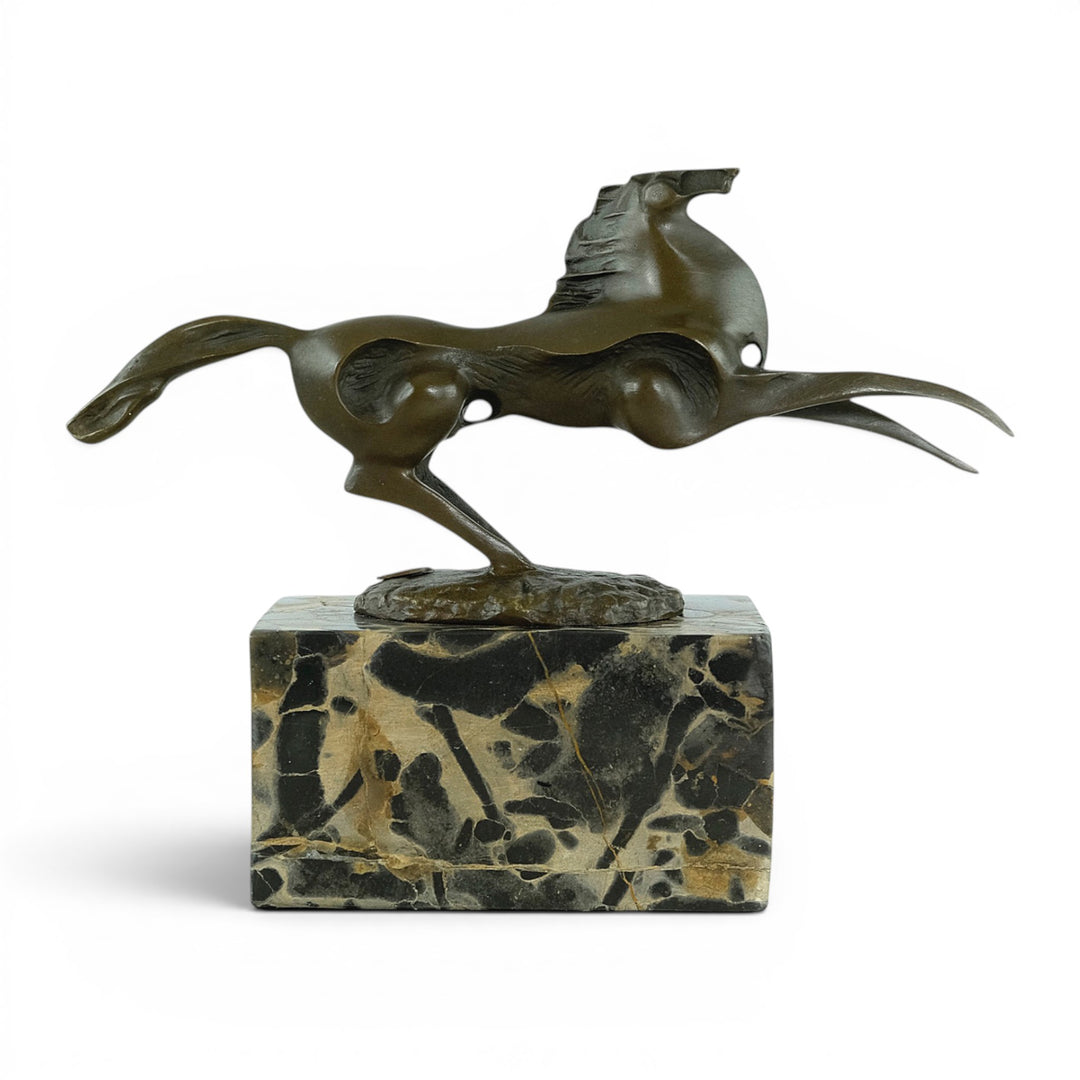 Escultura abstracta en bronce de un caballo