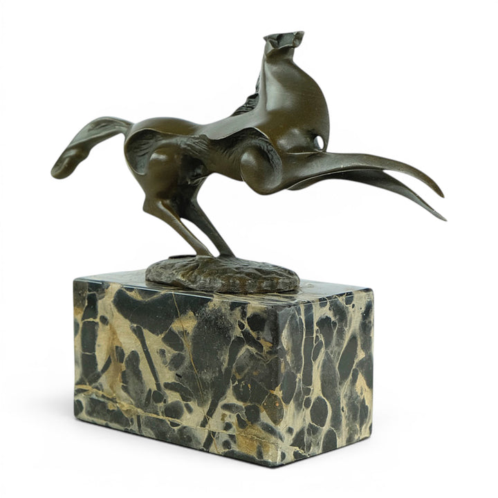 Escultura abstracta en bronce de un caballo