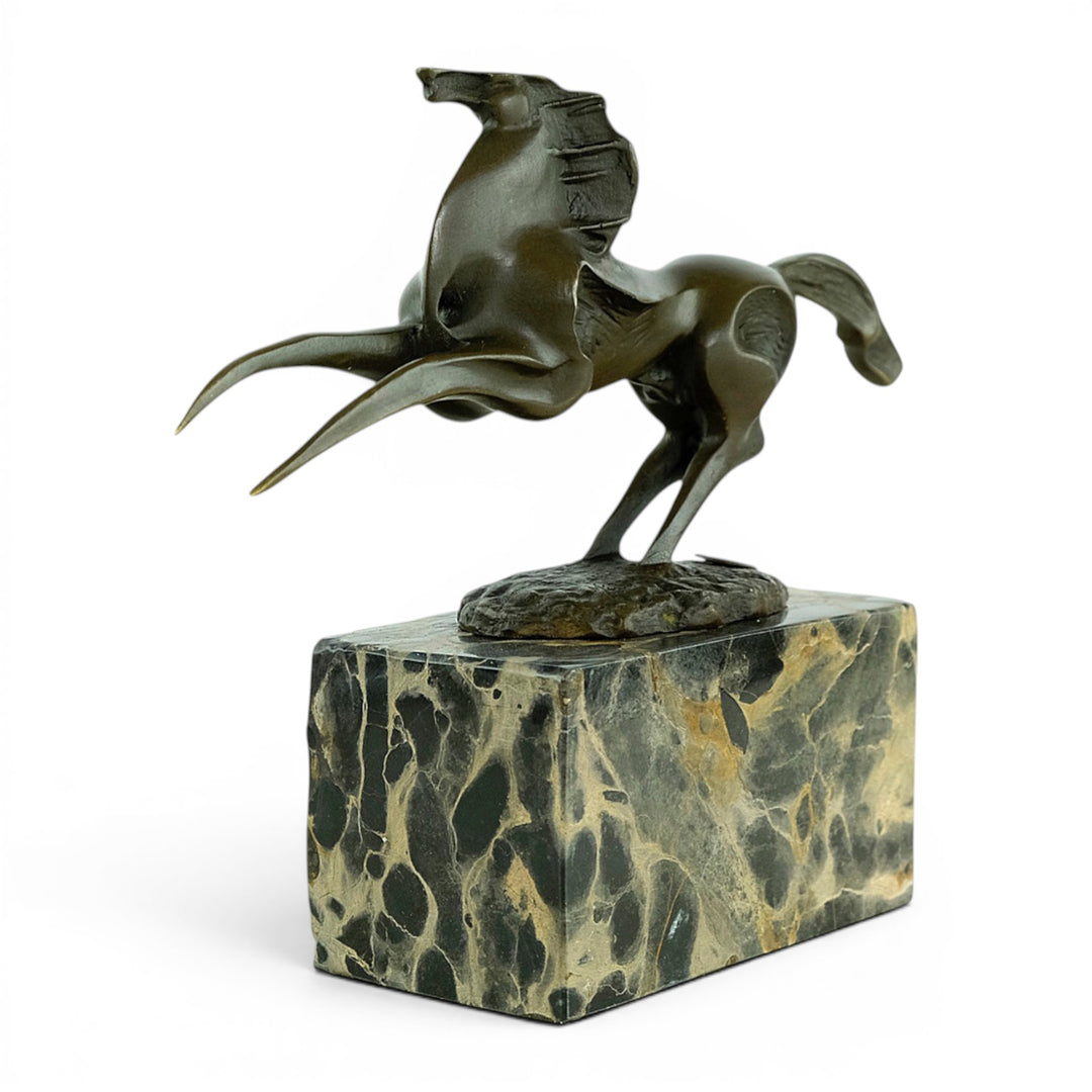 Escultura abstracta en bronce de un caballo