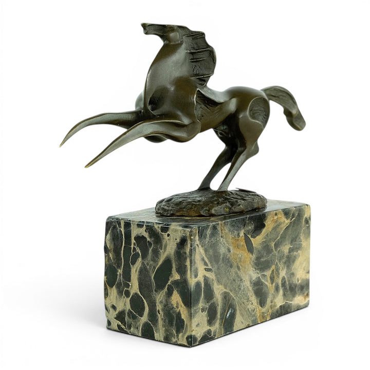 Escultura abstracta en bronce de un caballo