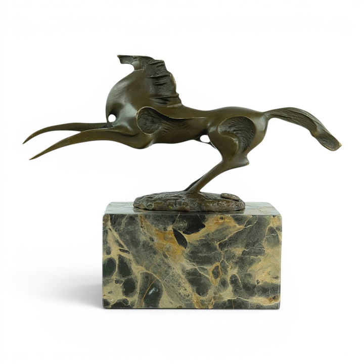 Escultura abstracta en bronce de un caballo