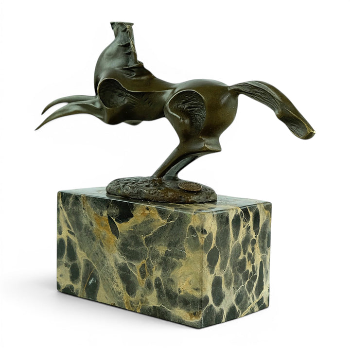 Escultura abstracta en bronce de un caballo