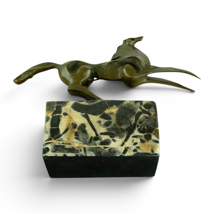 Escultura abstracta en bronce de un caballo