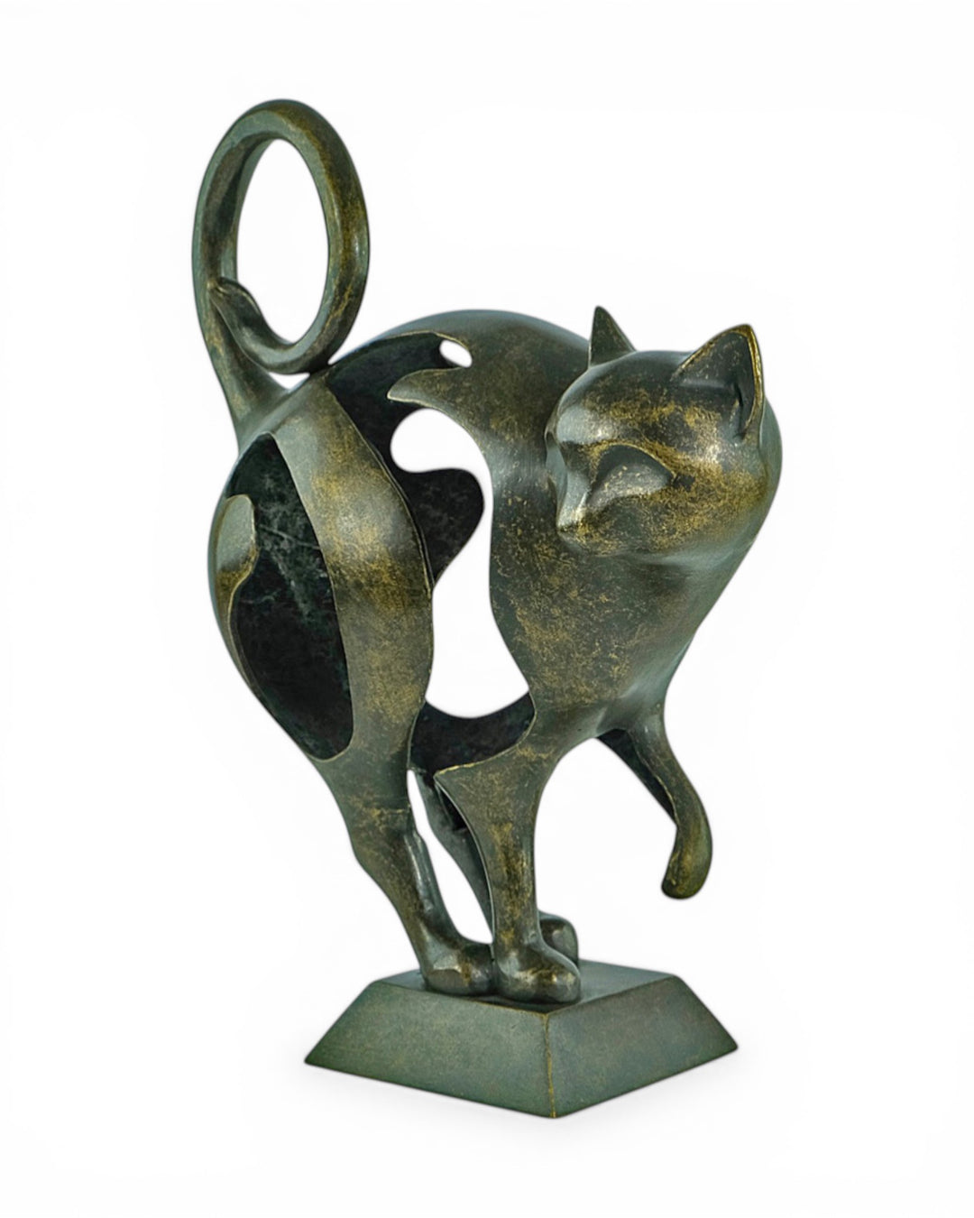Modern bronze sculpture of a cat by Ben Wouters