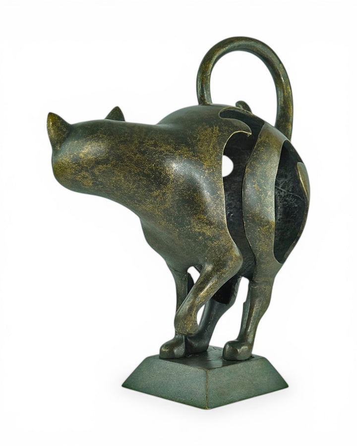 Modern bronze sculpture of a cat by Ben Wouters