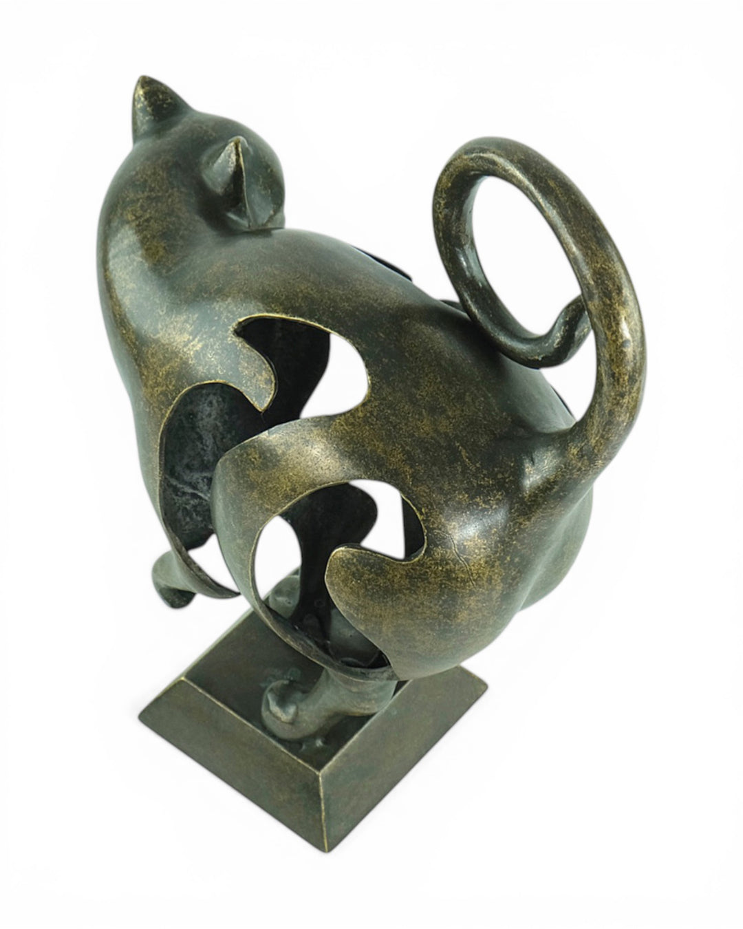 Modern bronze sculpture of a cat by Ben Wouters