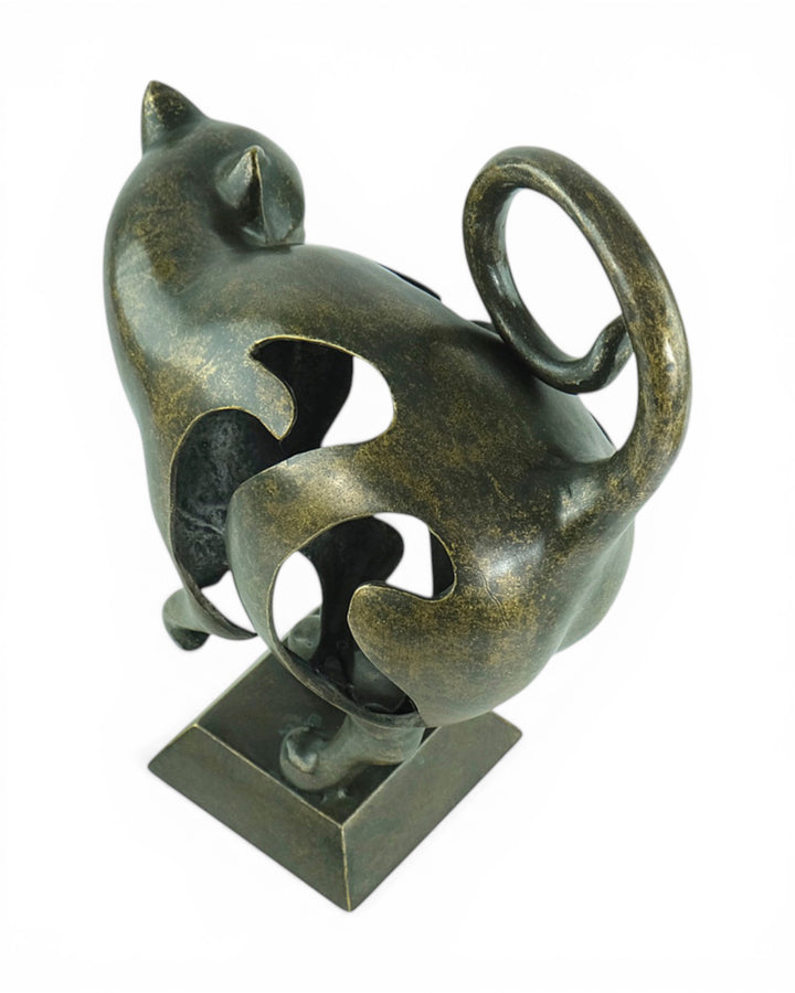 Modern bronze sculpture of a cat by Ben Wouters