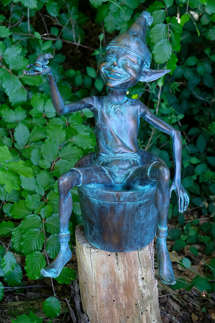 Bronzen sculptuur van een elfje met een kikker zittend in een emmer